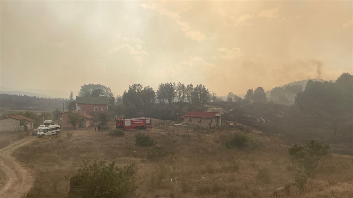  Ankara'nın Kızılcahamam ilçesinde otluk alanda başlayan yangının Bolu'nun Gerede ilçesinde...