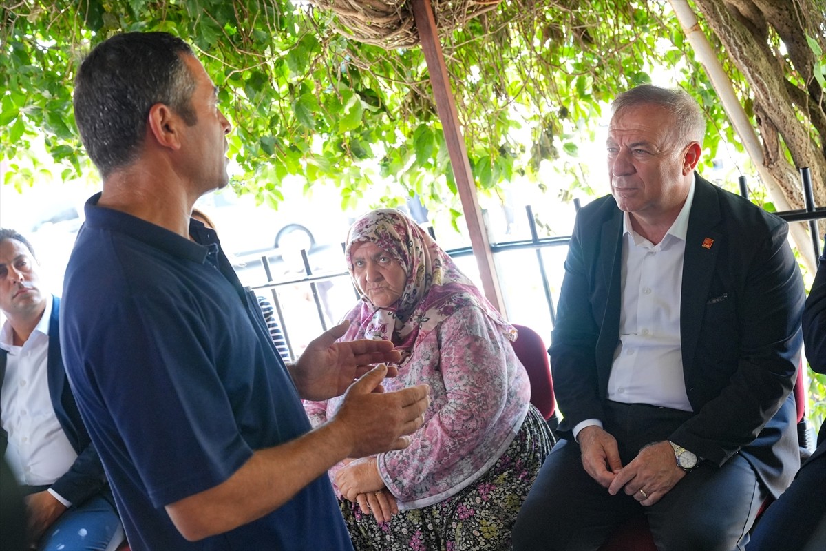 CHP Genel Başkan Yardımcısı Gökan Zeybek (sağ 2) ve CHP Kadın Kolları Genel Başkanı ve Osmaniye...