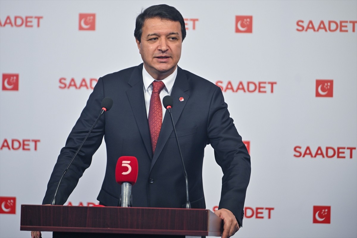 Saadet Partisi Genel Başkan Vekili Mahmut Arıkan, parti genel merkezinde düzenlediği basın...